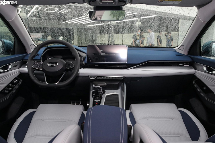 Với phong cách thiết kế và sử dụng cấu trúc khung gầm mới, Xing Rui là một trong những mẫu xe Geely đẹp nhất từ trước tới nay. Ngoại thất xe trông rất tuyệt, vừa mượt mà lại vừa cơ bắp, đặc biệt là không dùng quá nhiều đường gân và nếp gấp giống nhiều nhà sản xuất xe Trung Quốc khác.