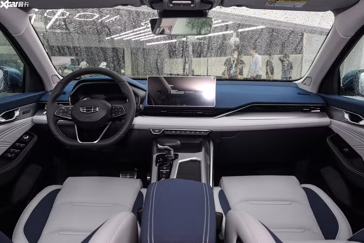 Với phong cách thiết kế và sử dụng cấu trúc khung gầm mới, Xing Rui là một trong những mẫu xe Geely đẹp nhất từ trước tới nay. Ngoại thất xe trông rất tuyệt, vừa mượt mà lại vừa cơ bắp, đặc biệt là không dùng quá nhiều đường gân và nếp gấp giống nhiều nhà sản xuất xe Trung Quốc khác.