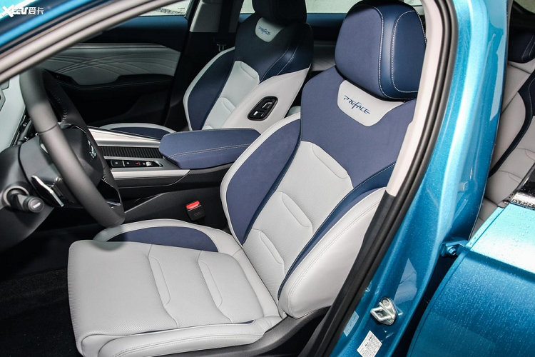 Trên mặt táp lô xe có trang bị “nổi” một màn hình cảm ứng trung tâm kích thước 12,3 inch, cài đặt hệ thống thông tin giải trí GKUI Smart EcoSystem và một bảng đồng hồ kỹ thuật số với nhiều kiểu đồ họa khác nhau. Giao điện của hệ thống có kết nối hoàn toàn với điện toán đám mây, cung cấp các bản cập nhật từ xa.