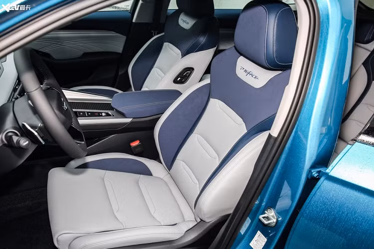 Trên mặt táp lô xe có trang bị “nổi” một màn hình cảm ứng trung tâm kích thước 12,3 inch, cài đặt hệ thống thông tin giải trí GKUI Smart EcoSystem và một bảng đồng hồ kỹ thuật số với nhiều kiểu đồ họa khác nhau. Giao điện của hệ thống có kết nối hoàn toàn với điện toán đám mây, cung cấp các bản cập nhật từ xa.