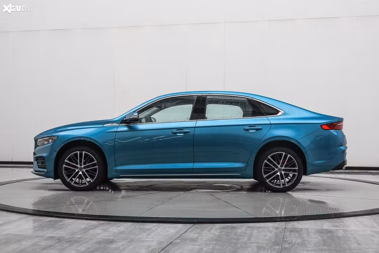 Đây dường như là một cái giá hời đối với một chiếc sedan tân tiến, sang trọng như thế này. Ngoài ra, khi xuất khẩu ra thị trường quốc tế, mẫu xe này vẫn giữ cái tên Preface.