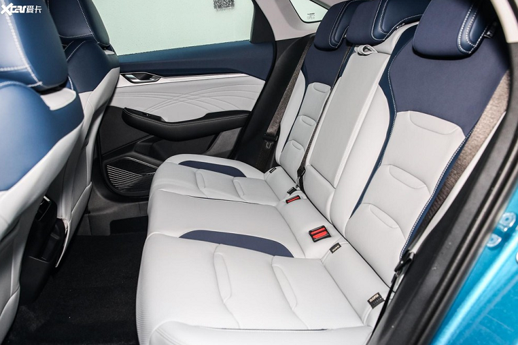 Geely Xing Rui có trang bị một động cơ chạy xăng tăng áp “TD” 4 xi-lanh dung tích 2.0 lít, kết hợp với hộp số ly hợp kép 7 cấp và hệ dẫn động bánh trước.