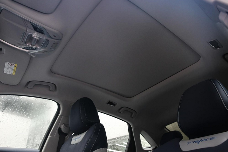 Nhìn thẳng đuôi xe sedan Geely Xing Rui cho thấy một thanh crôm dài nối liền hai cụm đèn hậu, phía dưới là hai đầu ông pô hình bầu dục. Nội thất xe cũng có vẻ gọn gàng, sang trọng tương xứng vẻ ngoài.