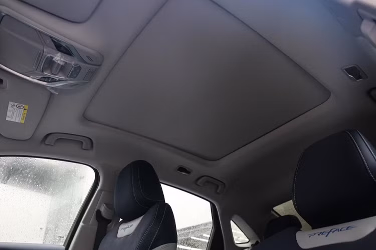 Nhìn thẳng đuôi xe sedan Geely Xing Rui cho thấy một thanh crôm dài nối liền hai cụm đèn hậu, phía dưới là hai đầu ông pô hình bầu dục. Nội thất xe cũng có vẻ gọn gàng, sang trọng tương xứng vẻ ngoài.