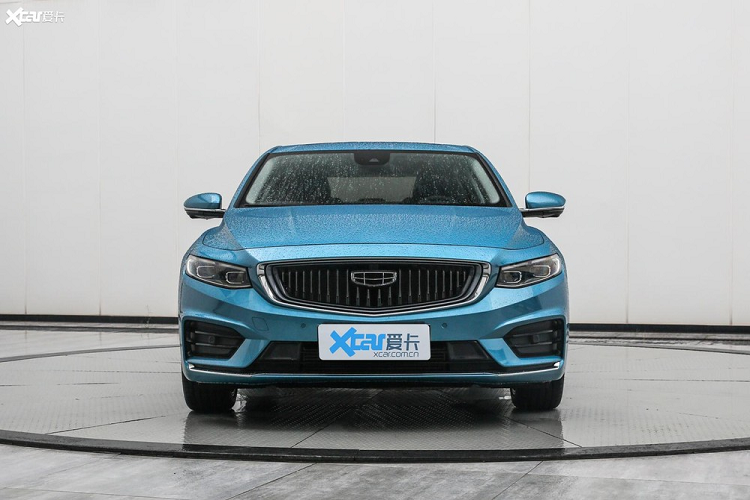 Geely Xing Rui hạng sang có kích thước tương đương Volvo S60 với chiều dài 4.785 mm, rộng 1.869 mm, và cao 1.469 mm. Dựa theo nhà sản xuất, trục cơ sở 2.800 mm khiến nó trở thành một trong những mẫu xe lớn nhất, rộng rãi nhất trong phân khúc. Sự tiện nghi của hành khách phía sau là một điều ưu tiên, do vậy Geely đặc biệt chú trọng gia tăng không gian để chân.