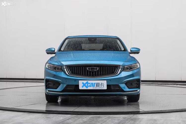 Geely Xing Rui hạng sang có kích thước tương đương Volvo S60 với chiều dài 4.785 mm, rộng 1.869 mm, và cao 1.469 mm. Dựa theo nhà sản xuất, trục cơ sở 2.800 mm khiến nó trở thành một trong những mẫu xe lớn nhất, rộng rãi nhất trong phân khúc. Sự tiện nghi của hành khách phía sau là một điều ưu tiên, do vậy Geely đặc biệt chú trọng gia tăng không gian để chân.