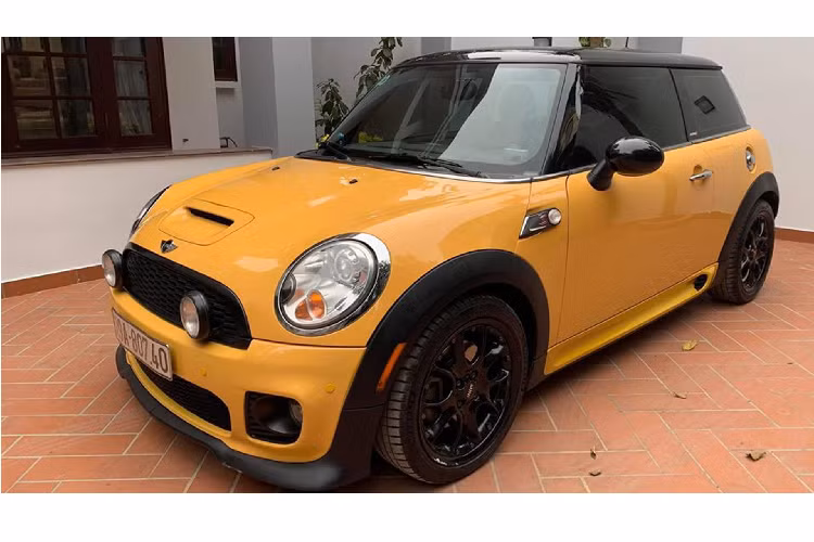 MINI Cooper S đời 2008 này là một sự lựa chọn thích hợp dành cho các bạn trẻ, hay các chị em cần một chiếc xe cao cấp kích cỡ nhỏ để dễ dàng chuyển tại các thành phố đông đúc. Tuy nhiên, chơi xe sang đời cũ đồng nghĩa với việc chủ nhân phải chấp nhận chi phí bảo dưỡng, sửa chữa khá đắt đỏ.