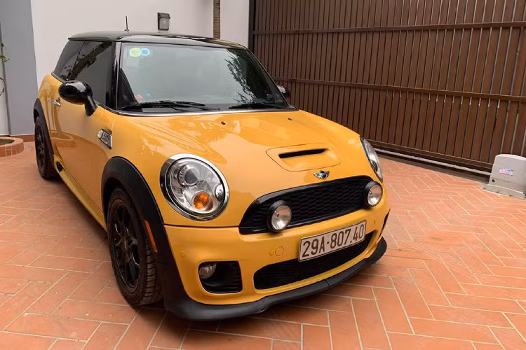 MINI Cooper S biến thể hatchback này mang thiết kế đặc trưng “không lẫn vào đâu được” của thương hiệu xe Anh Quốc.