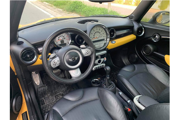 Theo thông tin rao bán, xe thuộc phiên bản được trang bị đầy đủ “đồ chơi” như cửa sổ trời toàn cảnh panorama, bodykit JCW (John Cooper Works), nâng cấp thêm loa Harman Kardon,… Nội thất MINI Cooper S được trang bị tiêu chuẩn ghế bọc da, AM / FM, chìa khoá thông minh. Bên cạnh các trang bị an toàn tiêu chuẩn bao gồm: 06 túi khí, phanh ABS, kiểm soát lực kéo,...