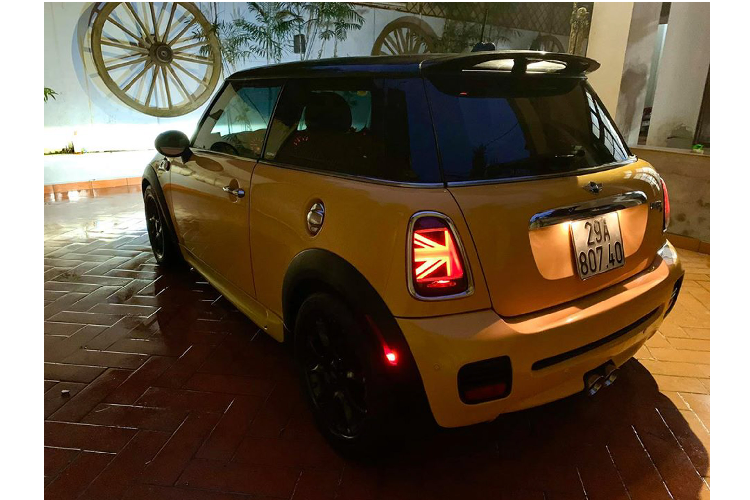 Những đường nét thiết kế mềm mại ở ngoại thất của xe MINI, hay dòng xe sang MINI Cooper S nói riêng mang một vẻ đẹp kinh điển dễ nhận diện, thiết kế của xe MINI cân bằng được giữa độ sang trọng, thể thao và đầy cá tính, khiến người yêu xe không thể không liếc nhìn khi nó lăn bánh xuống phố. Tổng thể chiếc hatchback 3 cửa này hài hoà hơn với bộ mâm đa chấu màu đen “ton sur ton” với màu sơn nóc xe.