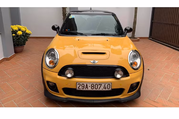 Mức giá xe MINI Cooper S hơn 10 năm tuổi này hoàn toàn dễ tiếp cận với nhiều người, đặc biệt và với những ai đang muốn sở hữu một chiếc xe hạng sang cỡ nhỏ để đi phố, nhưng không đủ khả năng tài chính để “đập hộp” một chiếc xe sang mới.