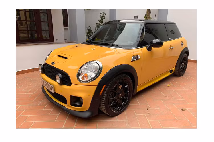 Chiếc xe MINI Cooper S đời 2008 này đang tìm chủ mới và được chào bán trên sàn xe cũ Hà Nội, xe chào bán với mức giá 485 triệu đồng, tức tiệm cận giá bán của một chiếc Toyota Vios 1.5 MT số sàn 3 túi khí (bản base) có giá 470 triệu đồng.