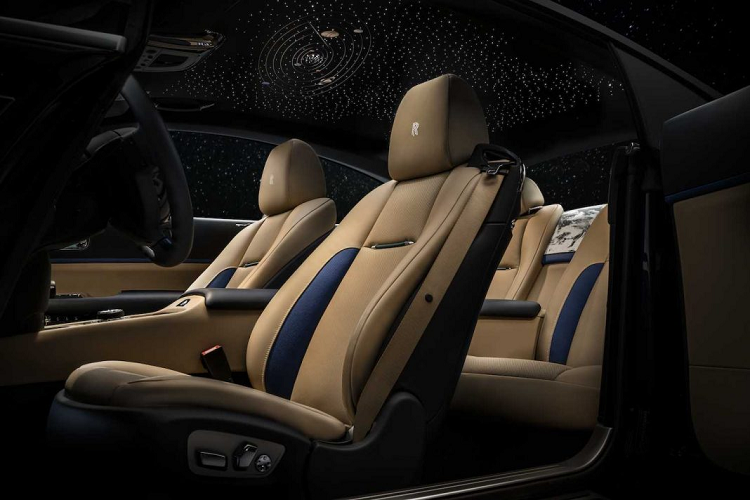 Công suất cực đại mà động cơ này có thể tạo ra được là 624 mã lực tại tua máy 5.600 vòng/phút và mô men xoắn tối đa đạt 800 Nm ngay từ tua máy 1.500 vòng/phút. Sức mạnh này được truyền đến bánh sau thông qua hộp số tự động 8 cấp, nhờ đó, Wraith chỉ mất 4,6 giây để tăng tốc từ 0-100 km/h, tốc độ tối đa của xe được giới hạn ở mức 250 km/h.