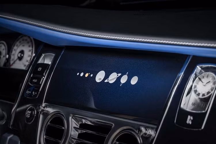 Chưa hết, ở hàng ghế phía sau, hiệu ứng mây được tạo trên bề mặt da bằng công nghệ Photoflash cũng là một điểm nhất đặc biệt của xe. Hình ảnh các hành tinh trong Thái Dương Hệ tiếp tục xuất hiện trên tấm veneer Piano Milori ốp bảng táp-lô trong khi bên ghế phụ sẽ có được hình ảnh vệ tinh của khu vực Trung Đông, giống với bên ngoài của xe. Trần xe với hiệu ứng bầu trời sao cũng được cải tiến các hành tinh và Mặt Trời làm trung tâm. Các hành tinh tiếp tục xuất hiện ở bậc cửa, nơi đây, Trái Đất được phát sáng, giống với logo Rolls-Royce.