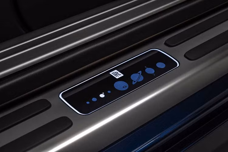 Sự độc đáo tiếp tục được mang vào bên trong khoang lái khi tại đây, các chi tiết đều được “thửa” với chủ đề bề mặt Trái Đất, môi trường và con người. Ghế ngồi được làm từ da Moccasin nhằm tái hiện lại cát của sa mạc Emirates. Các chi tiết tương phản màu Navy và Cobalto Blue được thêm thắt với vai trò miêu tả vẻ đẹp của các dòng sông và hồ trên khắp Trái Đất trong khi màu xanh Emerald tượng trưng cho các cánh rừng bạt ngàn. Logo chữ R kép được sơn màu trắng Arctic White kết hợp cùng chỉ khâu tạo nên hiệu ứng nước chảy và mây cho khoang lái.