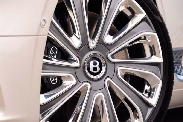 Di chuyển vào bên trong, đẳng cấp và sự sang trọng của mỗi chiếc xe Bentley đều được thể hiện trọn vẹn ở nội thất. Mulliner cung cấp cho Continental GT Mulliner Coupe mới 8 sự kết hợp màu nội thất 3 tông khác nhau vô cùng thú vị, bên cạnh những phối màu thông thường. Chiếc xe trong bài sở hữu tone màu kem sáng ở vô lăng và ghế ngồi, kết hợp với màu đen của da trên táp-lô và họa tiết kim cương ở khu vực điều khiển trung tâm.