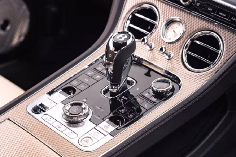 Để phù hợp với chủ đề kim cương, bảng điều khiển trung tâm của xe cũng được gia công bằng kim loại theo cách tạo ra một loạt các hình tam giác xếp chồng lên nhau. Ngoài ra, không thể không kể đến các chi tiết ốp gỗ óc chó đắt đỏ và mạ crôm sáng bóng quanh cabin. Theo hãng xe Anh Quốc, Continental GT Mulliner Coupe có đến 88 lựa chọn kiểu ốp gỗ cho khách hàng.