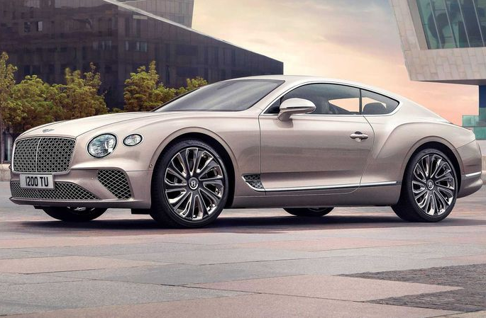 Trong khi đó, các vỏ gương chiếu hậu được sơn màu bạc Satin Silver "sang chảnh". Bentley Continental GT Mulliner Coupe mới được trang bị bộ mâm 22 inch có logo B tự cân bằng ở trung tâm bánh, trang trí bánh xe cũng được là rất công phu với phần trung tâm của các chấu được sơn màu còn các bề mặt cạnh thì được đánh bóng sáng loáng.