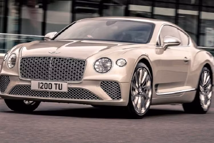 Được giới thiệu là mẫu xe siêu sang Bentley Continental, Continental GT Mulliner thế hệ mới sở hữu lưới tản nhiệt hình kim cương dạng "Double Diamond" độc đáo và phong cách hơn so với kiểu lưới tiêu chuẩn, Họa tiết này cũng xuất hiện trên các khe gió ở chắn bùn trước.