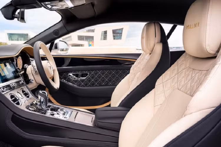 Những đường khâu trong xe đều được làm thủ công tỉ mỉ, được biết, mỗi chiếc Continental GT Mulliner Coupe cần đến 400.000 mũi khâu cho nội thất, với 712 mũi khâu cho mỗi họa tiết kim cương. Chỉ riêng quy trình thêu đã tiêu tốn đến 18 tháng.