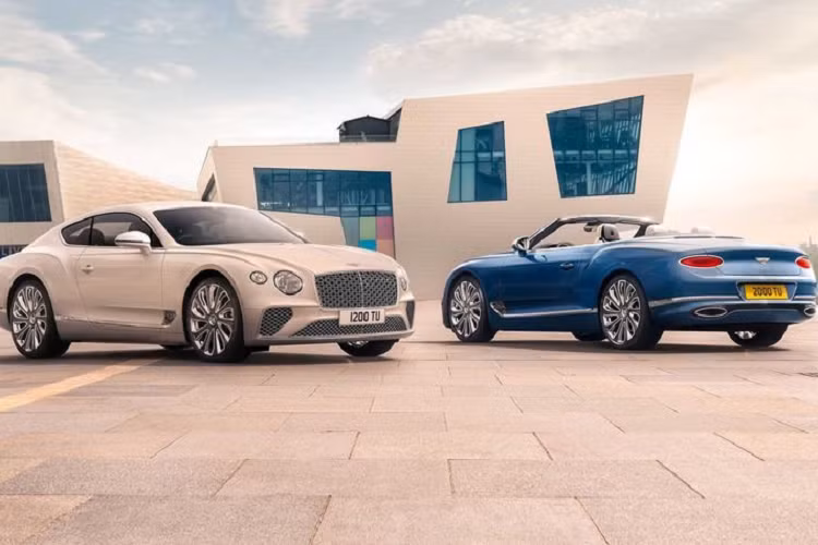 Khách hàng có thể đặt mua Bentley Continental GT Mulliner Coupe vào tháng 10 năm nay, việc giao xe sẽ bắt đầu vào đầu năm sau. Mỗi chủ sở hữu đều nhận được hộp quà tặng của thương hiệu Anh, bao gồm các túi da đặc biệt cùng màu nội thất xe.