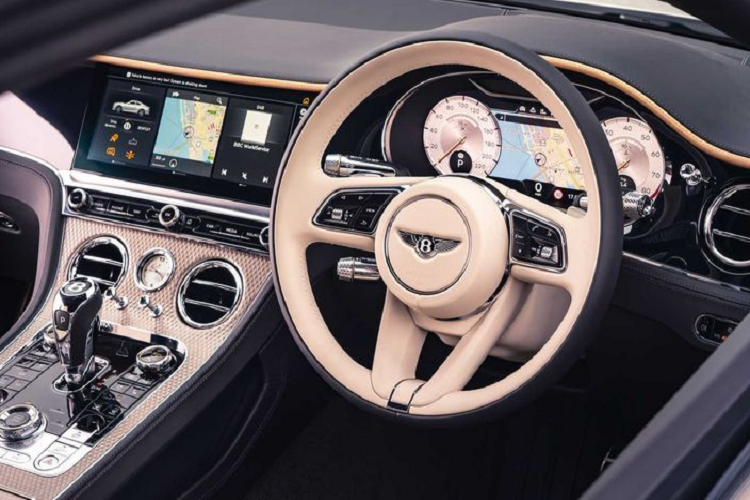 Đặc biệt, Bentley tiếp tục ứng dụng "Double Diamond" vào cabin với những đường khâu kim cương kép trên ghế ngồi và các cánh cửa. Các viền ống siêu nhỏ ở các cạnh của thảm sàn thì cùng tông với phần còn lại của nội thất.