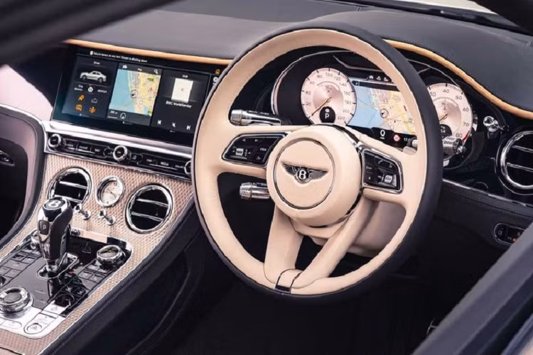 Đặc biệt, Bentley tiếp tục ứng dụng "Double Diamond" vào cabin với những đường khâu kim cương kép trên ghế ngồi và các cánh cửa. Các viền ống siêu nhỏ ở các cạnh của thảm sàn thì cùng tông với phần còn lại của nội thất.