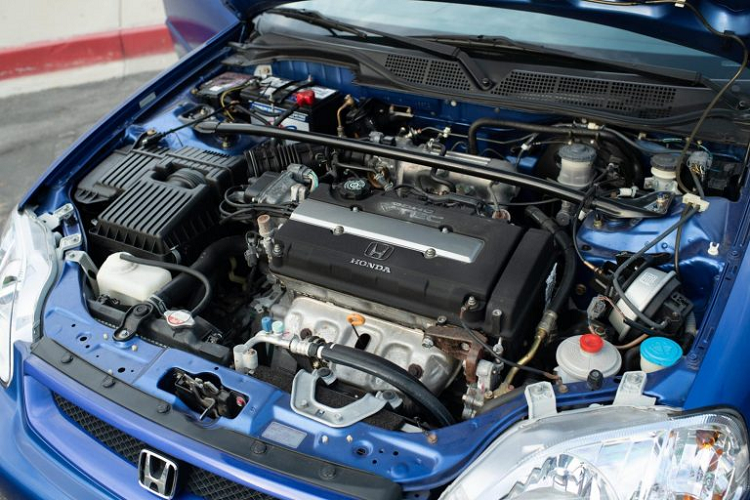 Chiếc xe sở hữu khoang nội thất với vải nỉ màu xám đậm với hoa văn trên ghế và bảng điều khiển cũng như các bụng cửa.