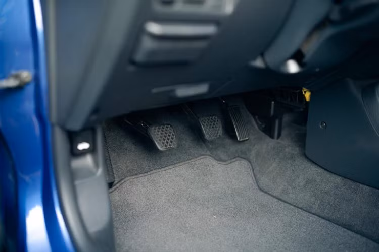 Xe được trang bị thảm lót sàn mang nhãn hiệu Civic, các tiện nghi như điều hòa không khí, dàn CD nhãn hiệu Honda, cần số bọc da và cửa sổ chỉnh điện.