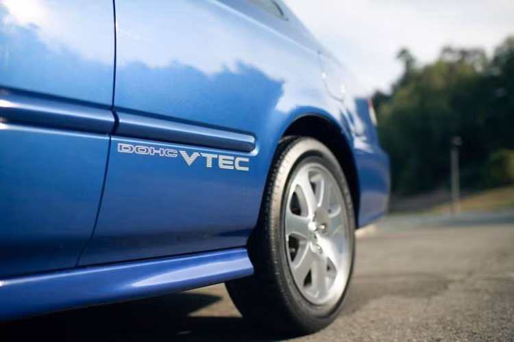 Đây là một trong những chiếc Honda Civic Si đời 1999 còn rất mới với màu sơn xanh dương Electron Blue. Xe được trang bị một số tính năng bao gồm dàn âm thanh AM/FM CD, phanh đĩa cỡ lớn,…