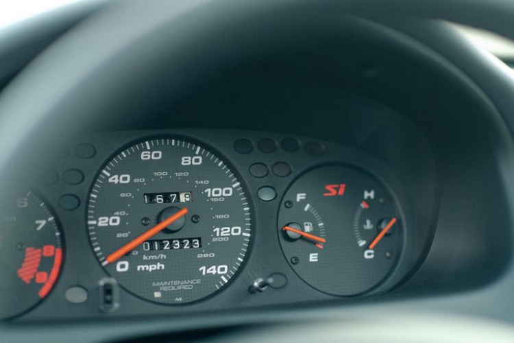 Xe được trang bị vô lăng bốn chấu với đồng hồ đo tốc độ 140 dặm, đồng hồ đo vòng tua máy và đồng hồ đo kết hợp Si theo dõi nhiệt độ nước làm mát và đo mức nhiên liệu.