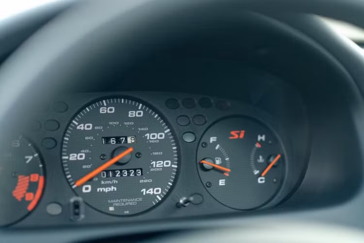 Xe được trang bị vô lăng bốn chấu với đồng hồ đo tốc độ 140 dặm, đồng hồ đo vòng tua máy và đồng hồ đo kết hợp Si theo dõi nhiệt độ nước làm mát và đo mức nhiên liệu.