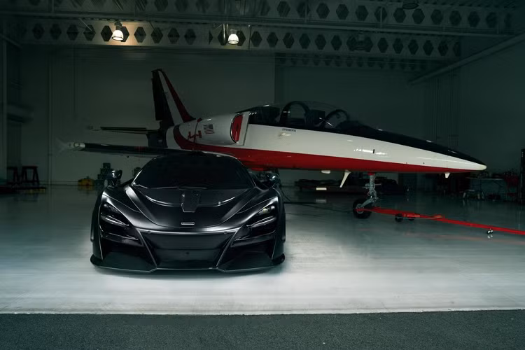 Gói độ N-Largo của hãng Novitec mang đến ngoại hình hầm hố và dữ dằn hơn cho siêu xe McLaren 720S. Các điểm nhấn trên bản độ này bao gồm nắp capô bằng carbon có thiết kế giống McLaren Senna, bộ body kit độ giúp đèn pha của McLaren 720S cá tính hơn, vòm bánh xe được mở rộng và cản va trước/sau đều được thiết kế lại hoàn toàn