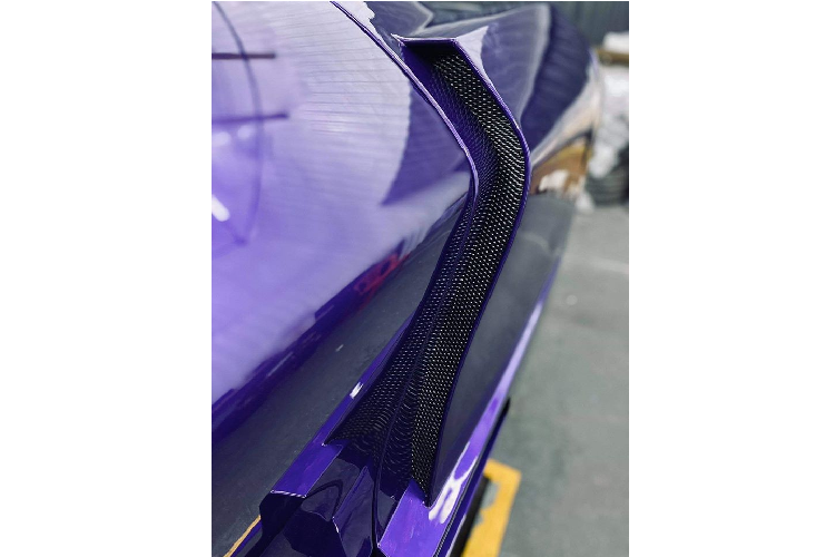 Màu sơn tím trên chiếc siêu xe McLaren 720S độ N-Largo của hãng Novitec đang được đại gia Vũng Tàu thực hiện độ. Hình ảnh chụp lại cho thấy, chiếc siêu xe McLaren 720S có gói độ N-Largo của hãng Novitec đã dần hoàn thiện khi đang được những người thợ Việt nhanh chóng sơn lại ngoại hình xe thành màu tím với màu sơn nguyên bản của xe.