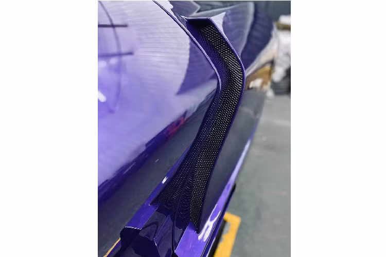 Màu sơn tím trên chiếc siêu xe McLaren 720S độ N-Largo của hãng Novitec đang được đại gia Vũng Tàu thực hiện độ. Hình ảnh chụp lại cho thấy, chiếc siêu xe McLaren 720S có gói độ N-Largo của hãng Novitec đã dần hoàn thiện khi đang được những người thợ Việt nhanh chóng sơn lại ngoại hình xe thành màu tím với màu sơn nguyên bản của xe.