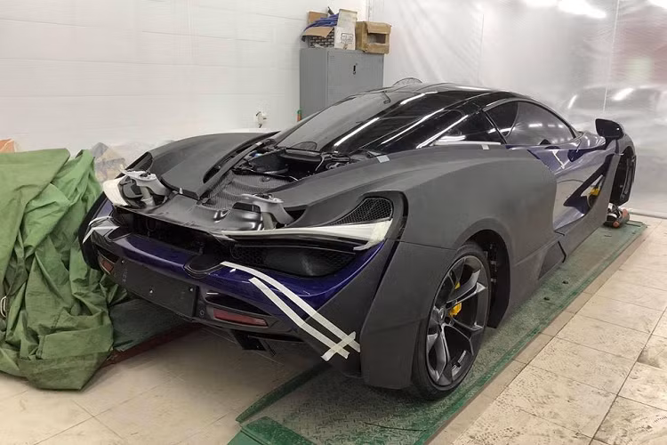 Trước đó, khi chia sẻ hình ảnh chiếc McLaren 720S trong quá trình độ body kit, chủ xe vẫn lo lắng ở một chi tiết. Không phải vì thời gian để thi công chiếc siêu xe McLaren 720S hoàn thành bản độ siêu khủng N-Largo của Novitec sẽ rất dài và trông như thế nào mà đến từ việc nơi độ xe sẽ rất nhọc công để pha màu sơn lại chiếc McLaren 720S có màu sơn Latana Purple.