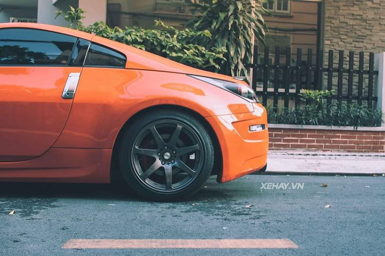 Và tất nhiên, động cơ của chiếc Nissan 350Z này cũng được nâng cấp đáng kể, để có được công suất trên dưới 300 mã lực, đủ cho chủ xe thực hiện những màn drift tuyệt vời.
