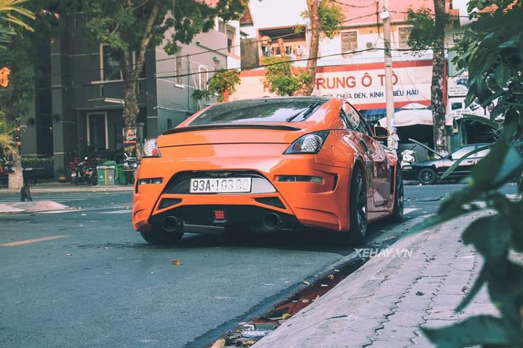 Chiếc xe đặc biệt này đã từng xuất hiện tại nhiều sự kiện ở TP.HCM với những màn biểu diễn drift "đốt lốp". Nissan 350Z được trang bị bộ mâm 20 inch kèm phanh đĩa hiệu suất cao giúp xe kiểm soát tốt hơn khi drift.