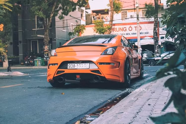 Chiếc xe đặc biệt này đã từng xuất hiện tại nhiều sự kiện ở TP.HCM với những màn biểu diễn drift "đốt lốp". Nissan 350Z được trang bị bộ mâm 20 inch kèm phanh đĩa hiệu suất cao giúp xe kiểm soát tốt hơn khi drift.