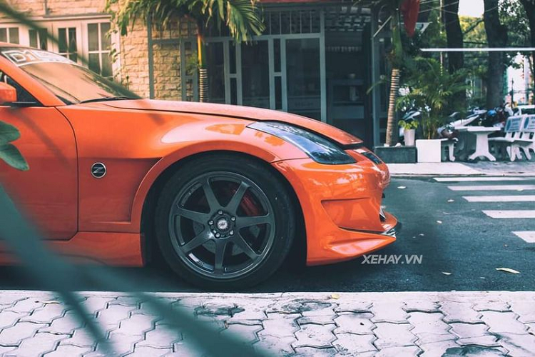 Khác biệt với những anh em Nissan 350Z tại Việt Nam, chiếc xe này được khoác lên mình bộ bodykit khí động học mới, được biết trước đây xe có ngoại thất trắng và sở hữu bodykit của hãng độ Nhật Bản Veislide.