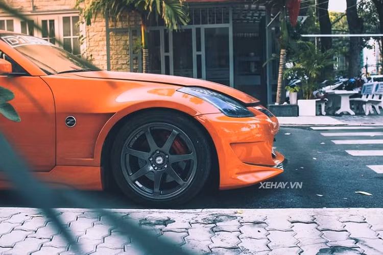 Khác biệt với những anh em Nissan 350Z tại Việt Nam, chiếc xe này được khoác lên mình bộ bodykit khí động học mới, được biết trước đây xe có ngoại thất trắng và sở hữu bodykit của hãng độ Nhật Bản Veislide.
