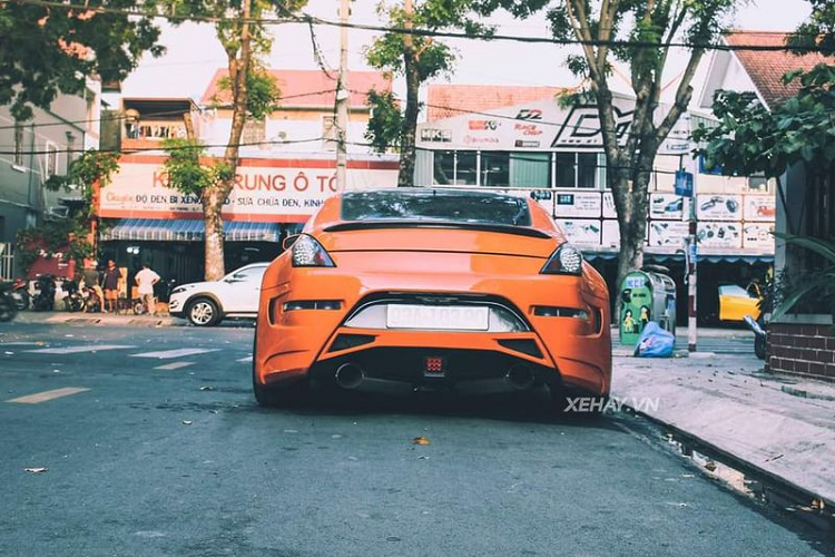 Lý do là vì ở Việt Nam vẫn chưa có nhiều người hứng thú tới bộ môn drift, hầu hết mọi người chỉ mua xe để phục vụ nhu cầu đi lại. Chiếc Nissan 350Z trong bài thuộc bản số sàn, và đã được độ để chơi drift, D1 workshop ở TP HCM chính là đơn vị thực hiện các nâng cấp cho chiếc xe thể thao.