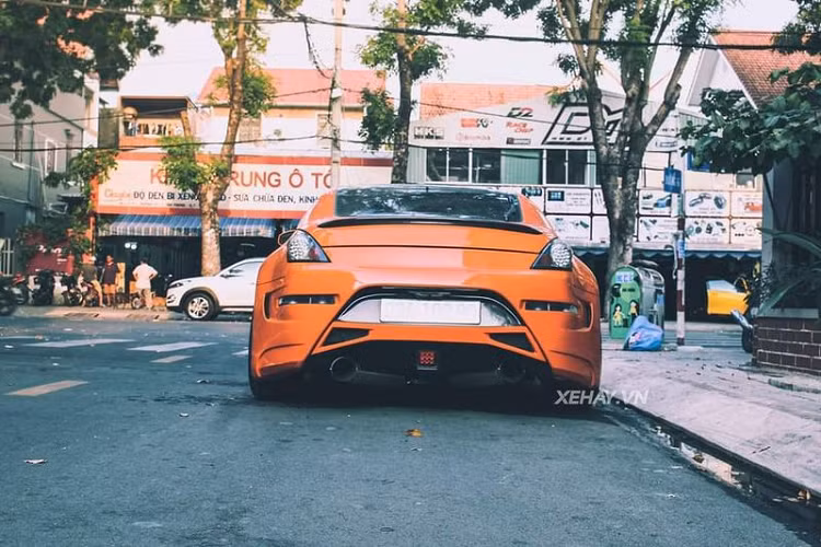 Lý do là vì ở Việt Nam vẫn chưa có nhiều người hứng thú tới bộ môn drift, hầu hết mọi người chỉ mua xe để phục vụ nhu cầu đi lại. Chiếc Nissan 350Z trong bài thuộc bản số sàn, và đã được độ để chơi drift, D1 workshop ở TP HCM chính là đơn vị thực hiện các nâng cấp cho chiếc xe thể thao.