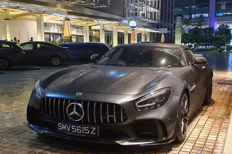 Siêu xe Mercedes-AMG GT R Roadster không chỉ đơn thuần là phiên bản mui trần của Mercedes-AMG GT R đang có mặt trong garage nhà Cường Đô la mà nó còn sở hữu khả năng vận hành rất ấn tượng, sản xuất giới hạn và tất nhiên là giá bán không hề rẻ.