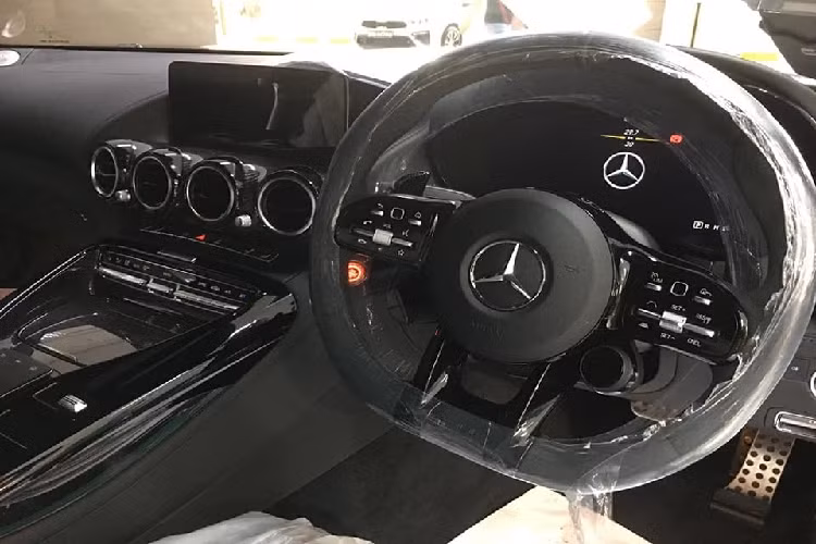 Giá xe Mercedes-AMG GT R Roadster phiên bản mui trần lúc mới ra mắt là 189.750 đô la (tương đương 4,4 tỷ đồng), tuy nhiên, để lăn bánh tại thị trường Singapore, các đại gia nước này cần phải bỏ ra số tiền khoảng 1,15 triệu đô la SGD (tương đương gần 20 tỷ đồng) cho Mercedes-AMG GT R Roadster.