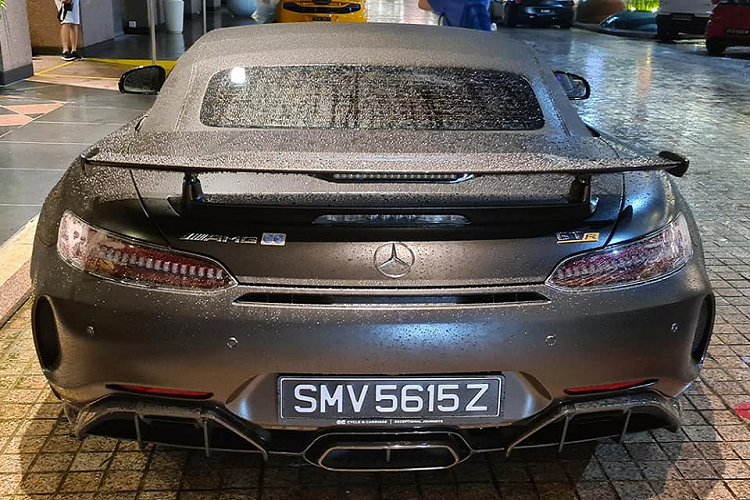 Tương tự như chiếc Mercedes-AMG GT Roadster độc nhất Việt Nam, biến thể R Hardcore này vẫn sử dụng mui xếp mềm quen thuộc nhưng được nâng tầm lên siêu xe. Phần mui mềm của Mercedes-AMG GT R Roadster có đến 3 lớp bao gồm nhôm, magiê và thép đảm bảo cho trọng lượng nhẹ nhất nhưng cũng đồng thời giảm tiếng ồn lọt vào khoang lái mẫu xe thể thao mui trần hạng sang này.