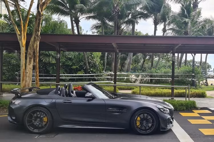 Được biết, chủ nhân của siêu xe Mercedes-AMG GT R Roadster đầu tiên tại Singapore này còn sở hữu một siêu xe phiên bản giới hạn khác là Ferrari 599 GTO và chỉ có đúng 599 chiếc trên thế giới. Chiếc 599 GTO hiện có giá bán lại cao gấp 3 lần mức đề xuất khi xuất xưởng.