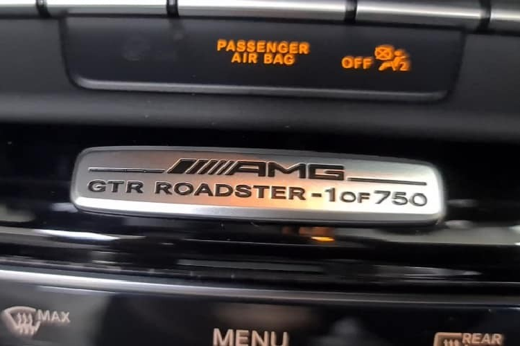 Kể từ khi ra mắt Mercedes-AMG GT R ra mắt vào năm 2016, giới mê xe đã mong chờ vào phiên bản Roadster xuất hiện dưới dạng mui xếp mềm. Nhưng phải đến triển lãm Geneva 2019, hãng xe sang đến từ Đức mới có câu trả lời, nhưng chỉ có đúng 750 xe sản xuất trên toàn thế giới. Đây cũng là lần đầu tiên trong "gia đình" dòng xe thể thao hạng sang Mercedes-AMG GT Roadster đã sinh ra một phiên bản giới hạn.