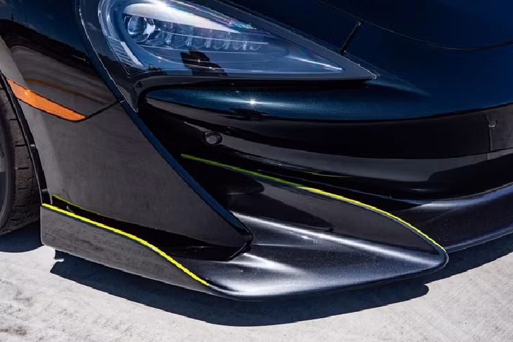 McLaren cho biết khoảng 23% các chi tiết trên 600LT là hoàn toàn mới so với 570S. Những nâng cấp này nhằm tăng hiệu quả khí động học như cản trước, cản sau bằng sợi carbon, ốp hông, khe thoát gió bánh trước, và đặc biệt là cánh gió cố định kích thước lớn giúp tăng lực ép xuống mặt đường khoảng 100 kg khi di chuyển ở tốc độ 250 km/h.