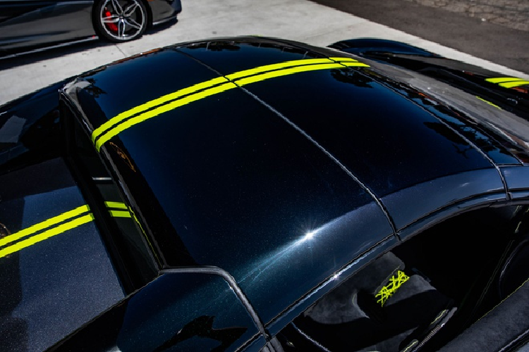 Một số chi tiết ngoại thất của xe mang các họa tiết tương phản màu xanh Napier tại các vị trí như viền cản trước, cản sau, ốp hông, kẹp phanh… cũng như đường chỉ kéo dài từ nắp capo trước đến khoang động cơ phía sau. Đặc biệt, ốp tai gương chiếu hậu cùng mặt dưới cánh gió sở hữu họa tiết mạng nhện độc đáo.